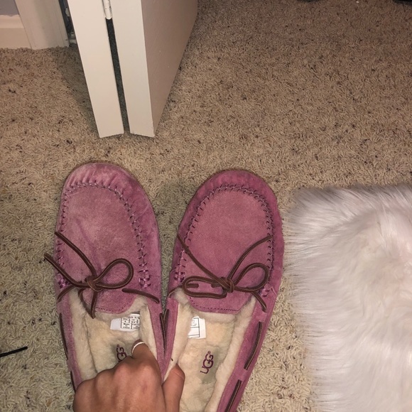 Pink women’s ugg slippers - Picture 3 of 3